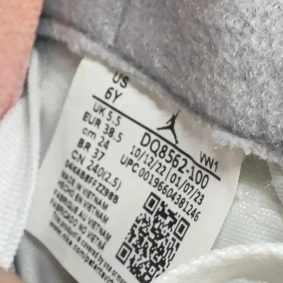 Jordan DQ8562-100 Air Jordan 2 Retro GS Athletic Sneaker Mid White/Gray 6 Kids - Picture 7 of 8